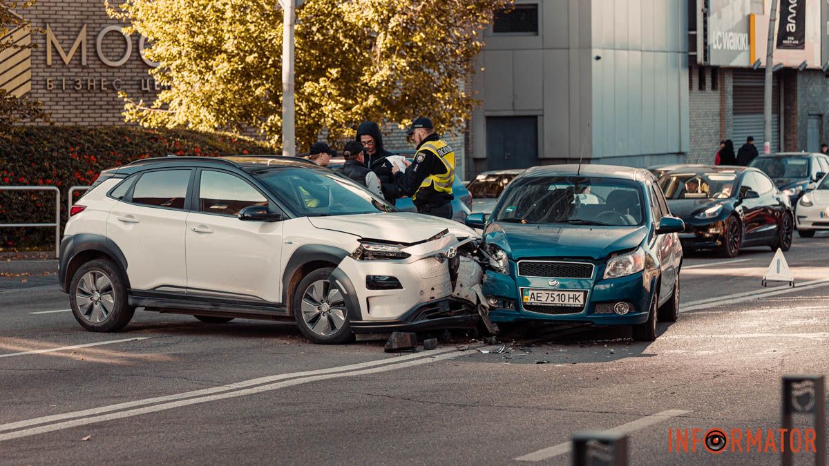 У Дніпрі біля "МОСТ-сіті" зіштовхнулись ЗАЗ та Hyundai: утворився затор