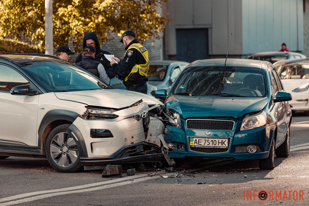 В субботу, 18 октября, возле ТРЦ "МОСТ-сити" произошла авария В субботу, 18 октября, возле ТРЦ "МОСТ-сити" произошла авария