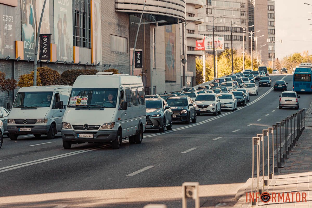 В этот момент со стороны Нового моста в левой полосе по улице Михаила Коцюбинского ехал ЗАЗ В этот момент со стороны Нового моста в левой полосе по улице Михаила Коцюбинского ехал ЗАЗ