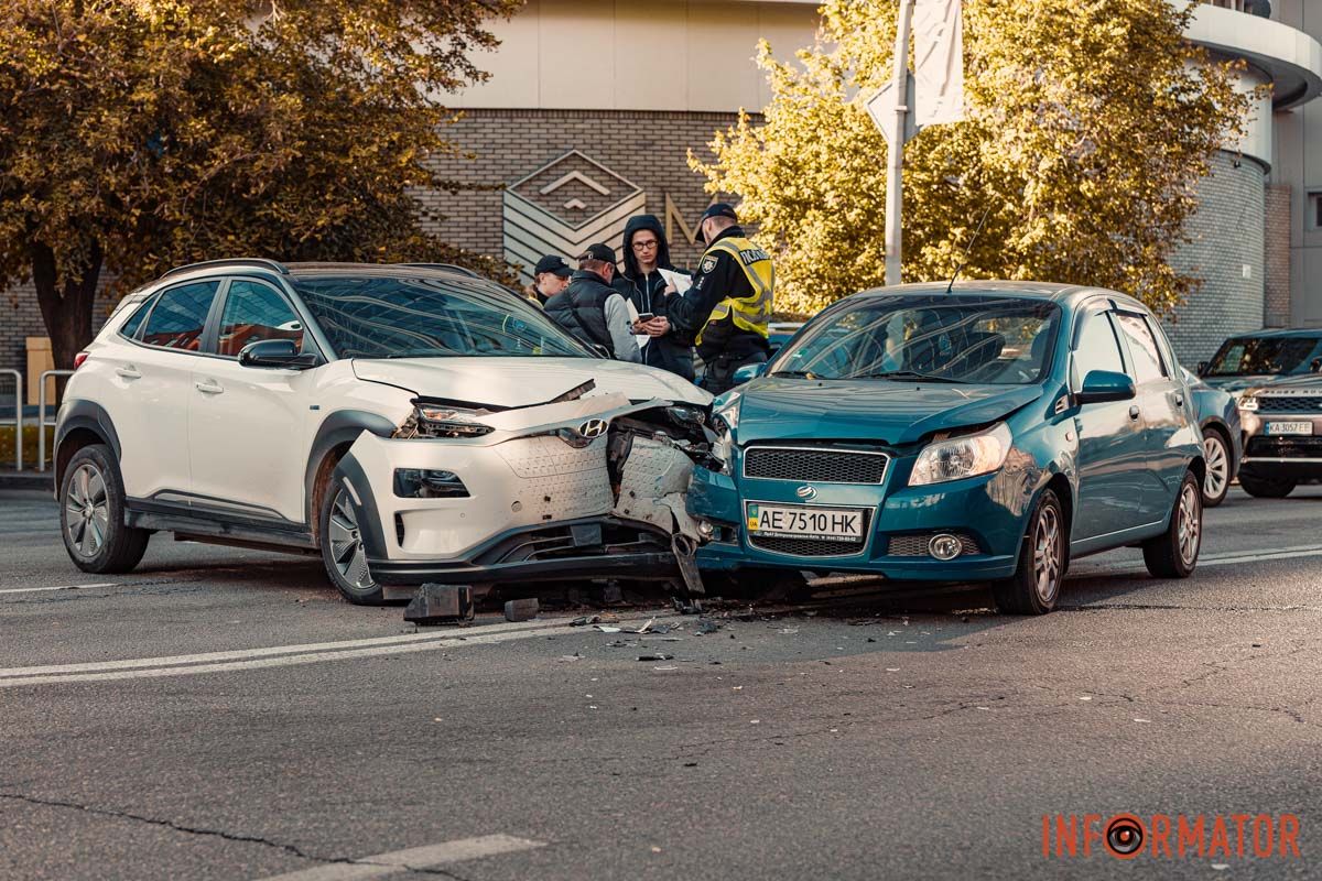 Когда Hyundai пытался проехать перед автомобилями в других полосах, произошло столкновение Когда Hyundai пытался проехать перед автомобилями в других полосах, произошло столкновение