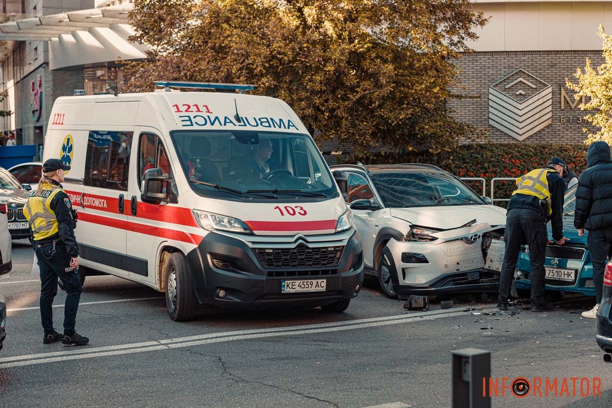 Автомобили сильно повреждены Автомобили сильно повреждены