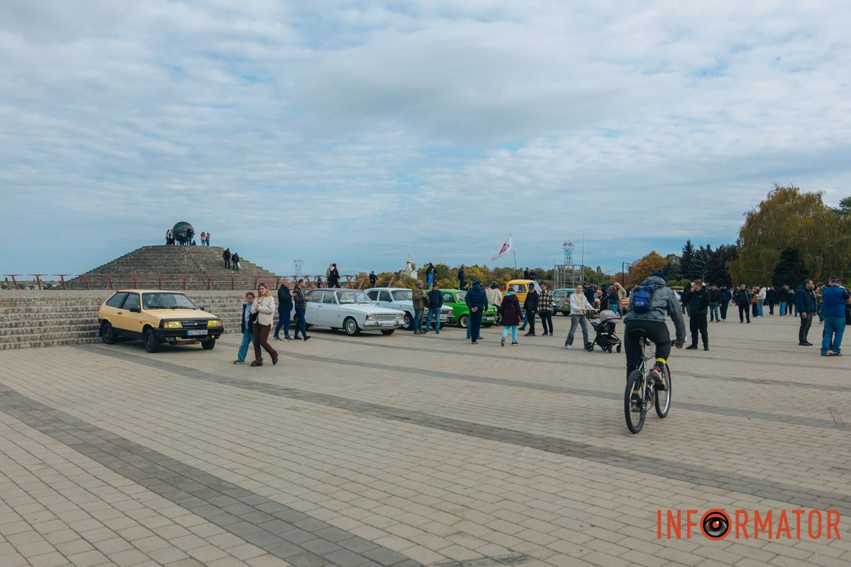 Великий натовп народу зібрався на Фестивальному причалі
