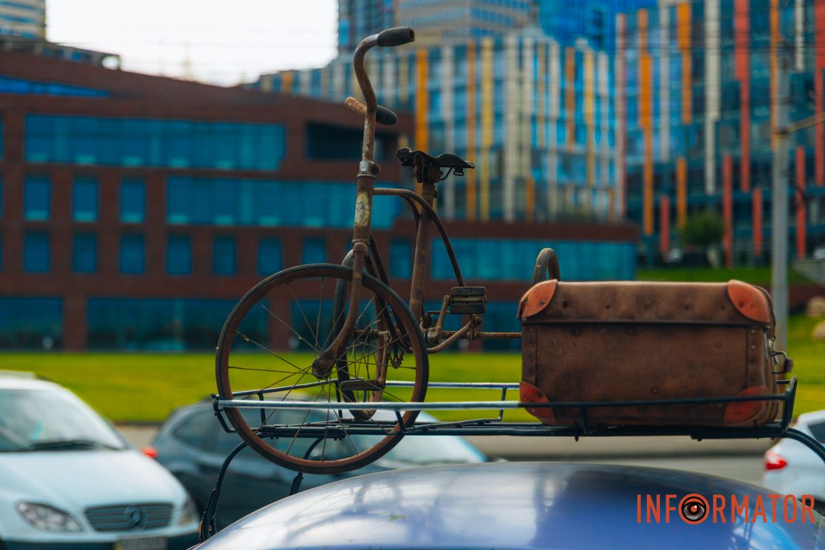 Креатив на даху автомобіля