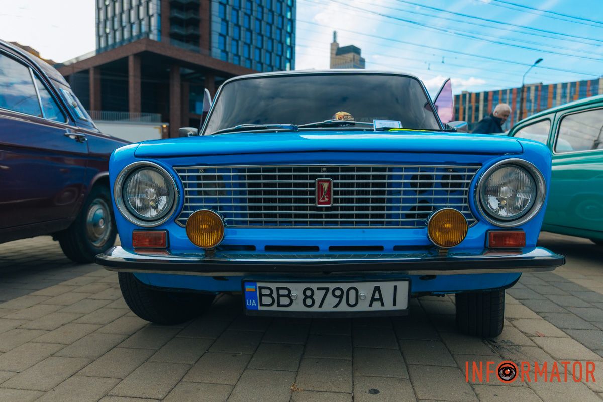 Автівки прикрасили причал