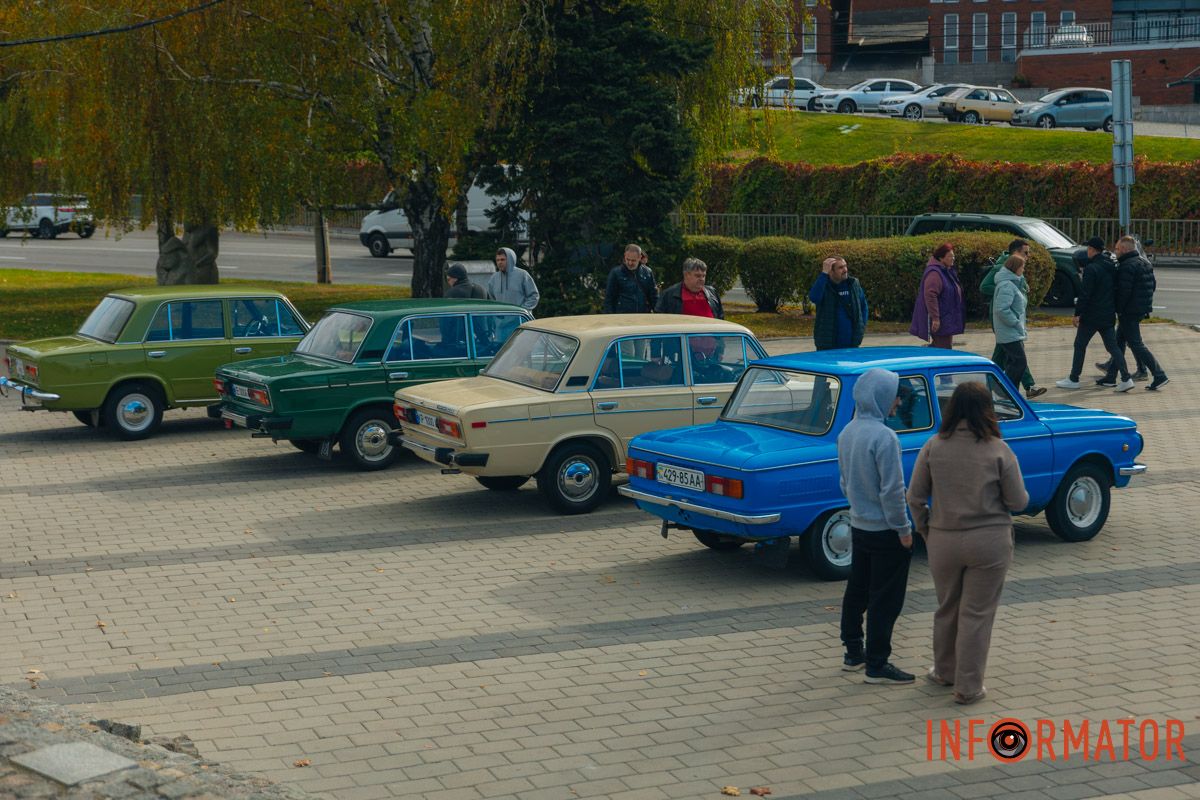 На Фестивальному причалі зібрались прихильники ретро-автівок