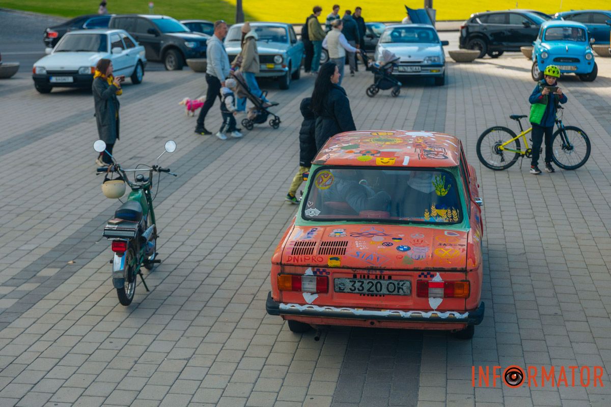 Були й яскраві розмальовані автівки