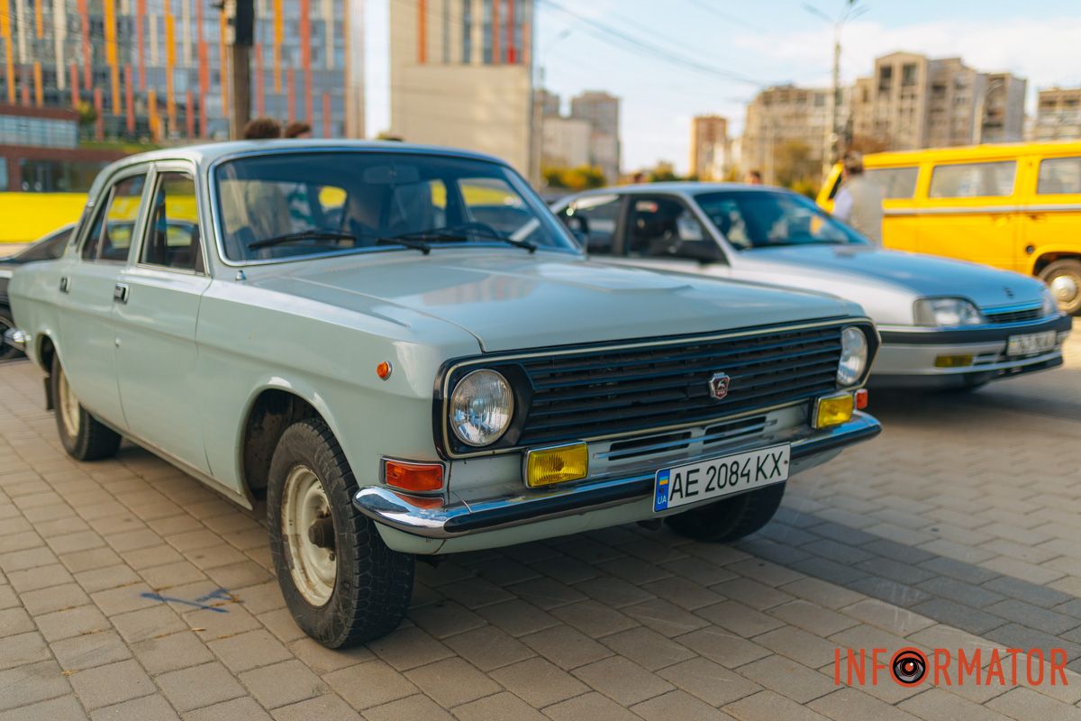 Фото на фоні ретро-авто — популярний осінній ритуал