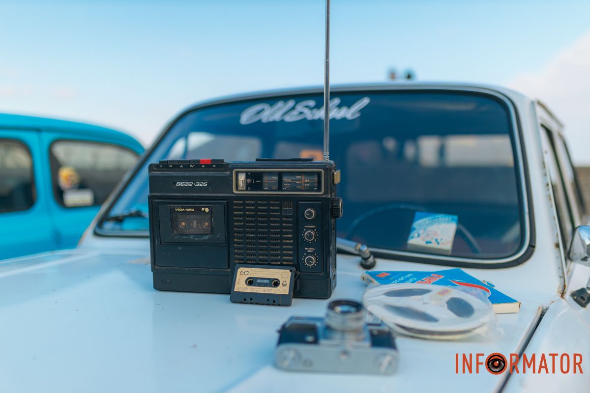 Музика з ретро-радіо додає святкового настрою