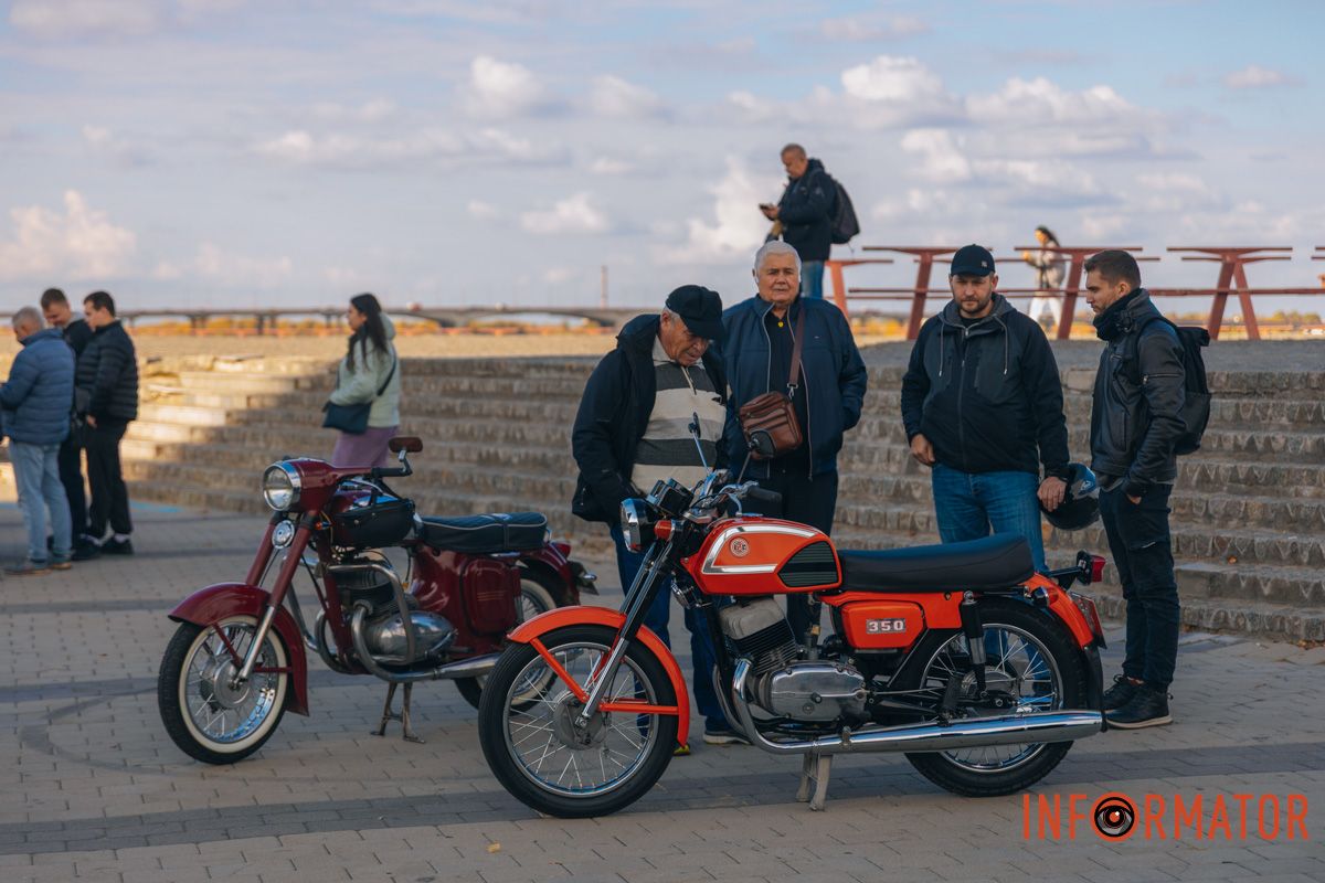 Ретро-мотоцикли додають шарму осінньому пробігу