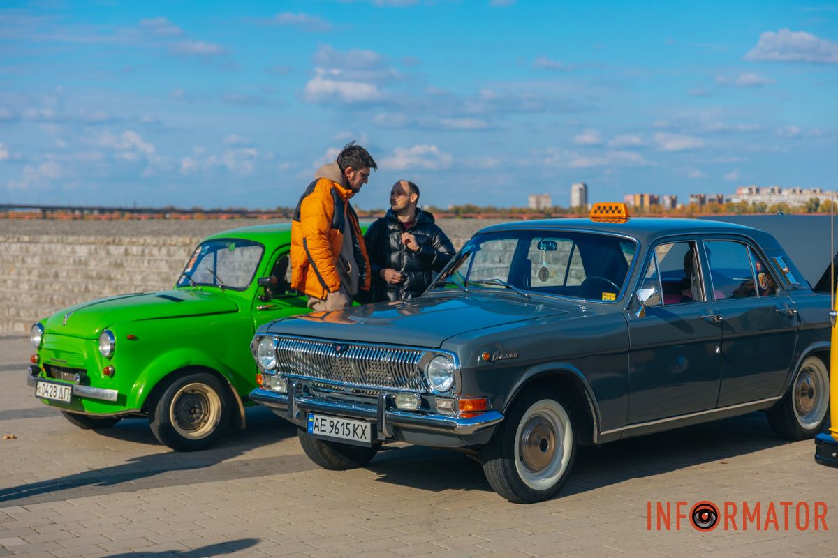 Дніпряни багато фотографій зробили біля ретро-класики