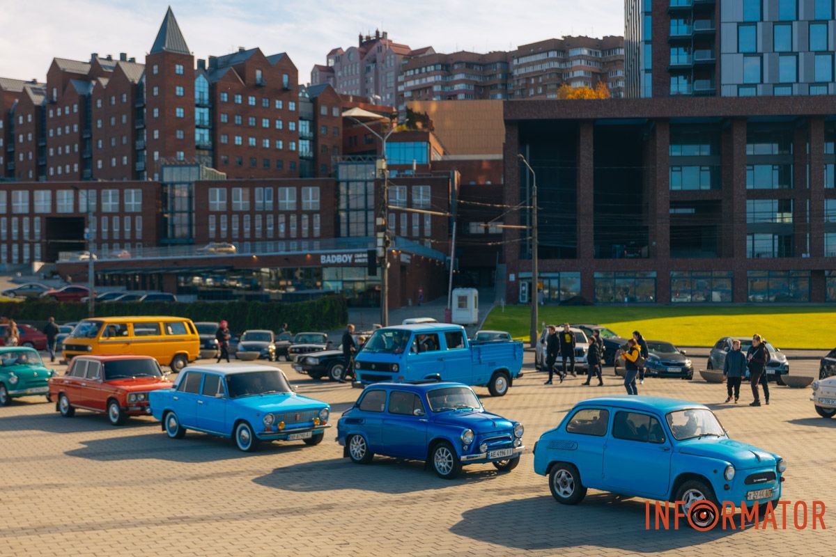 Після невеликого брифінгу автомобілісти вирушили в автопробіг по місту