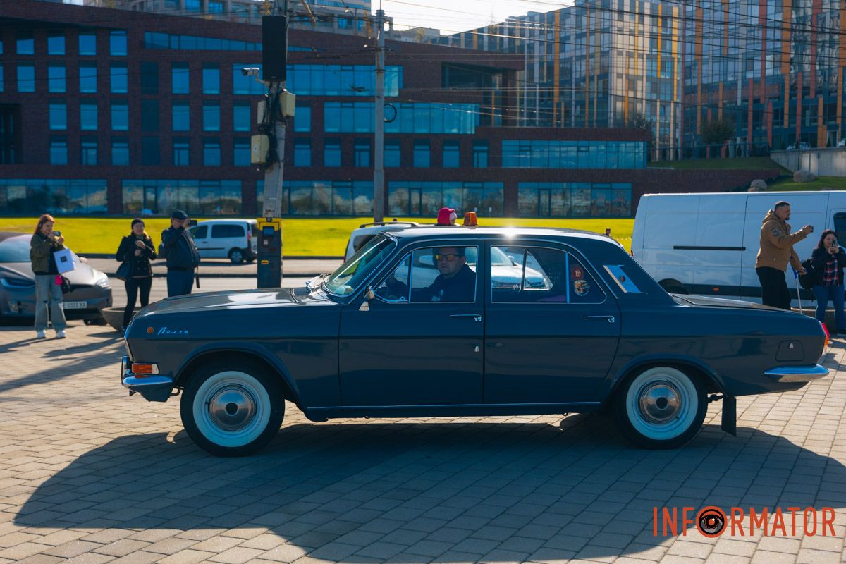 Люди в серці ретро-пробігу