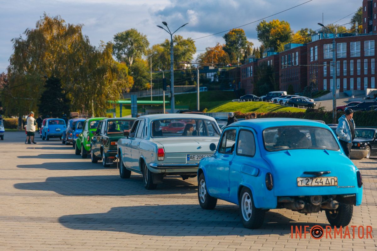 Колона рухається, залишаючи за собою аромат бензину