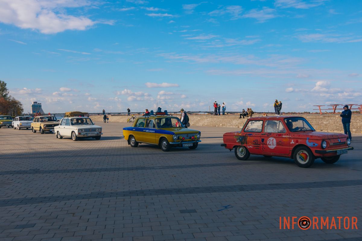 Класичні авто й мотоцикли створюють єдиний ритм