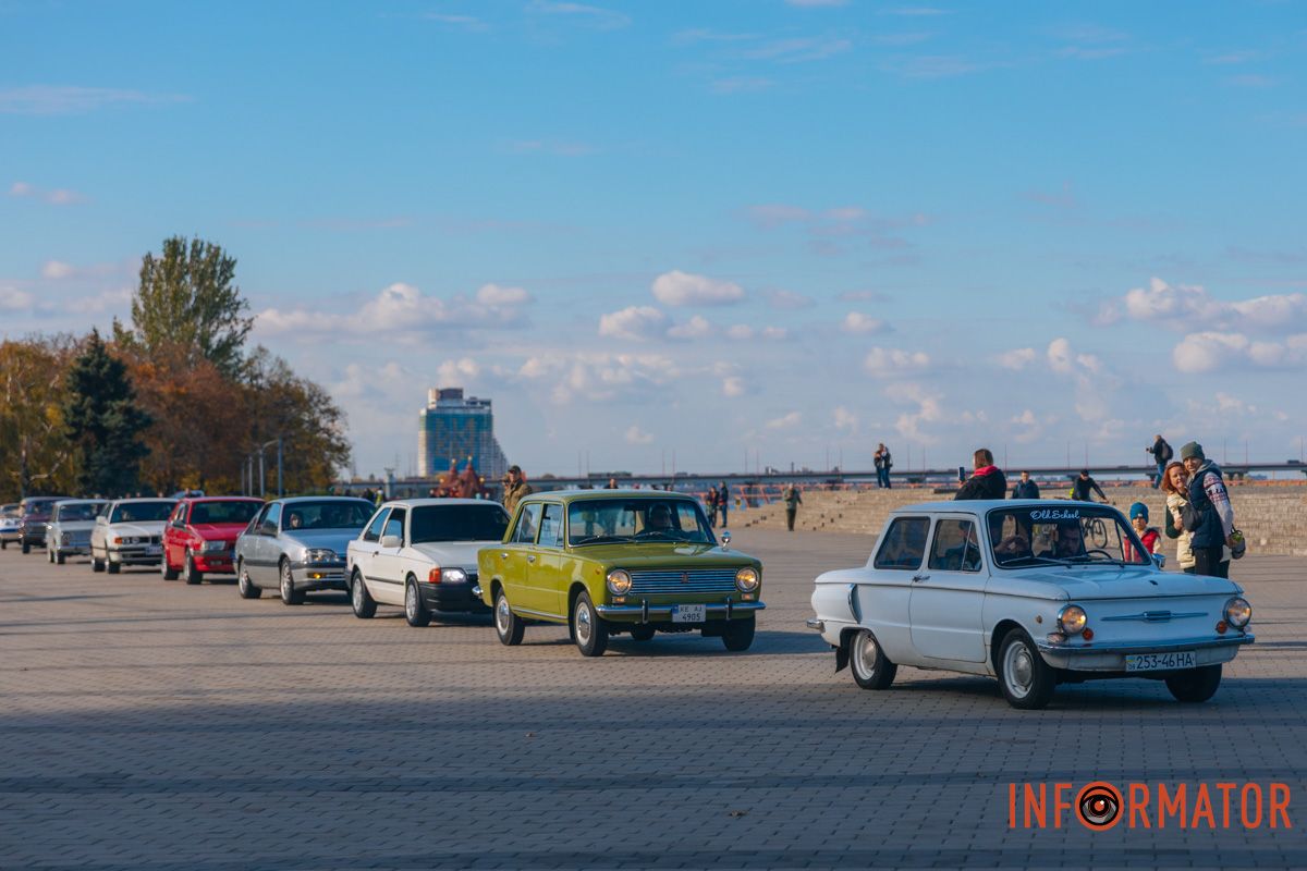 Дніпряни милуються колоною ретро-авто