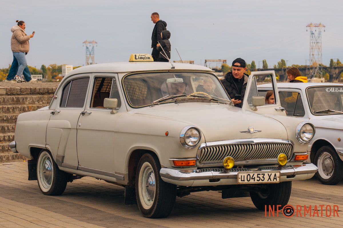 У Дніпрі відбувся ретро-пробіг «Осінь 2025»: колона раритетних авто проїхала містом 54