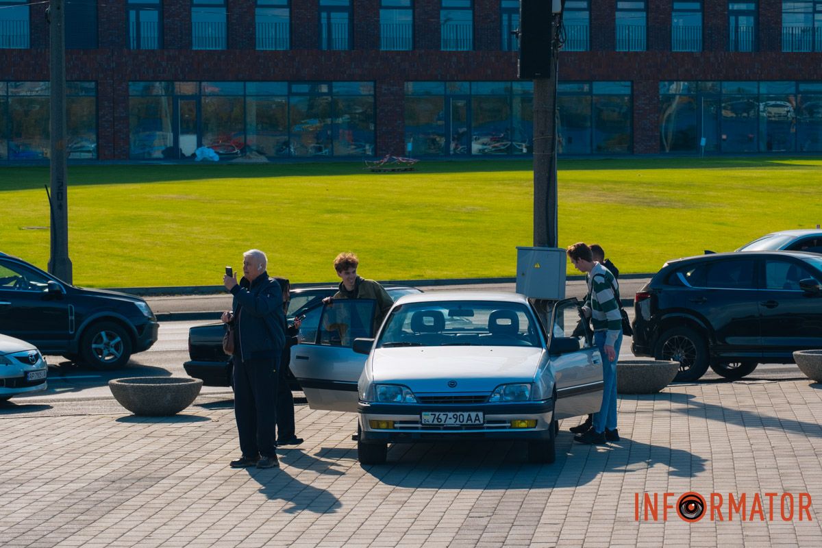 Дніпряни на місцях водія й пасажира фотографуються разом