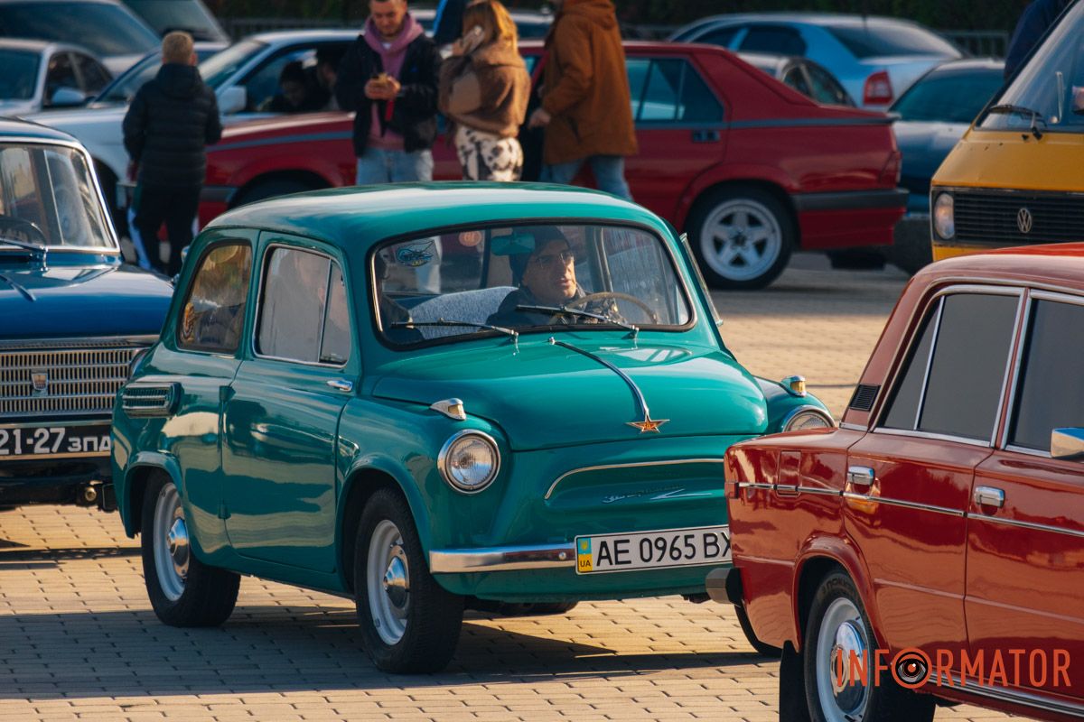 Люди всередині машин відчувають драйв і ностальгію