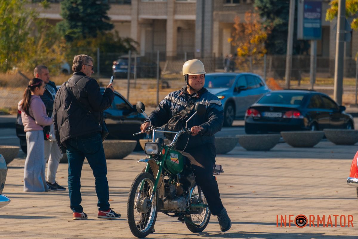 Ретро-мотоцикли на Фестивальному причалі