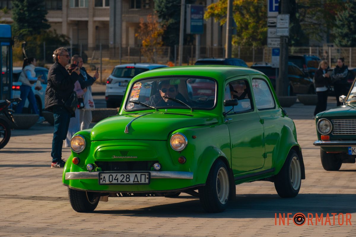 Блискучі кузови та світло фар