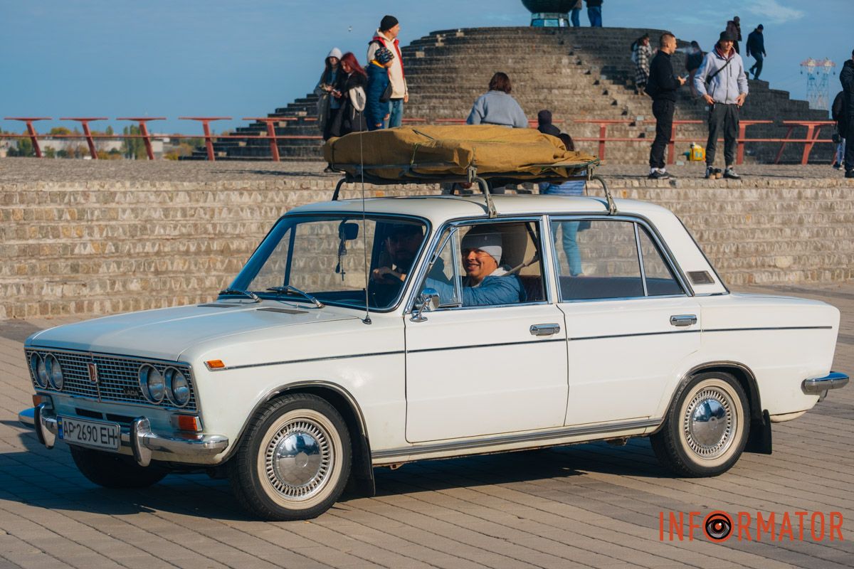 Ретро-авто у серці Дніпра