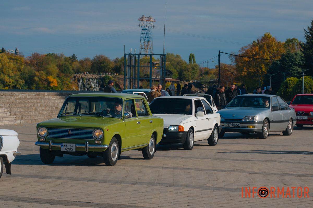 Авто з минулого зустрілися на Фестивальному причалі