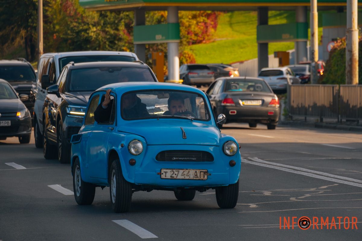 Старі автомобілі оживають у Дніпрі