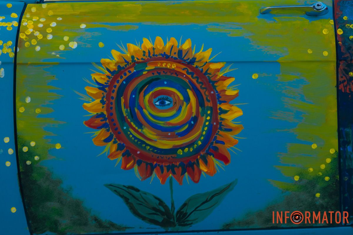 Хтось креативно розмалював авто