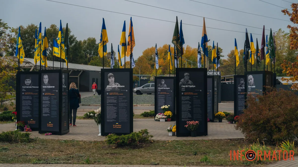 36 світлин полеглих воїнів: у Дніпрі на Висоцького з'явилась Алея Героїв