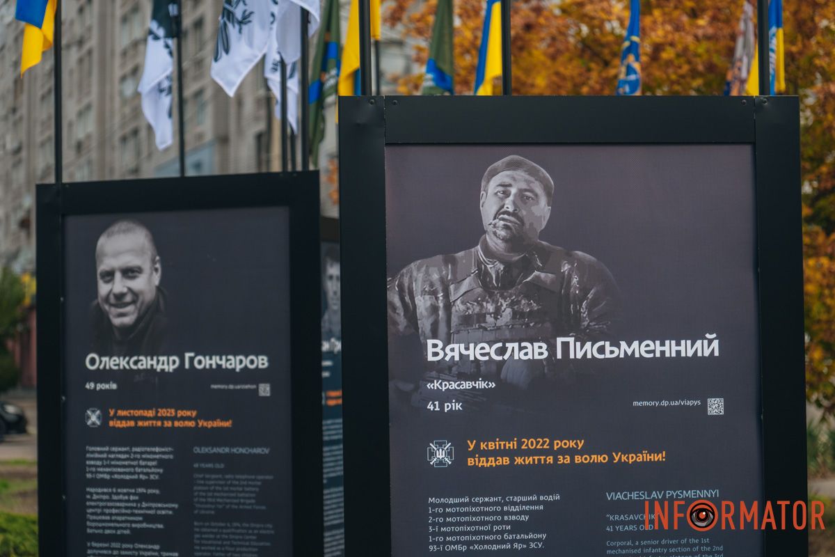 Голова адміністрації АНД району Руслан Вишневецький зазначив, що фото Героїв будуть розміщувати і надалі