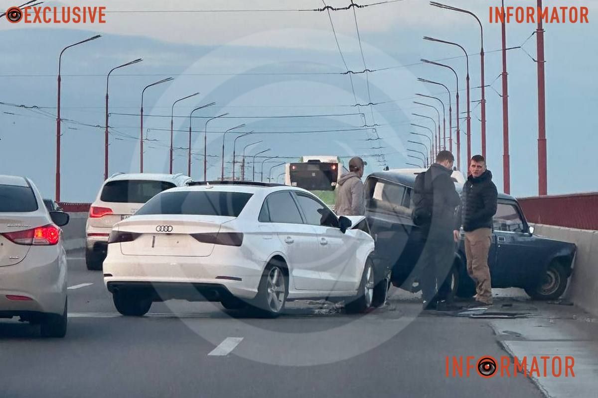 У Дніпрі на Новому мосту Audi влетіла у ВАЗ У Дніпрі на Новому мосту Audi влетіла у ВАЗ
