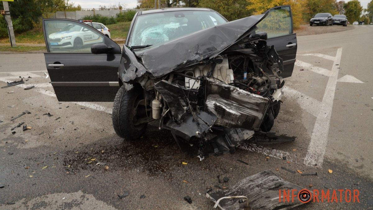 В Днепре на Передовой столкнулись Toyota Land Cruiser и Renault: двух человек забрали в больницу
