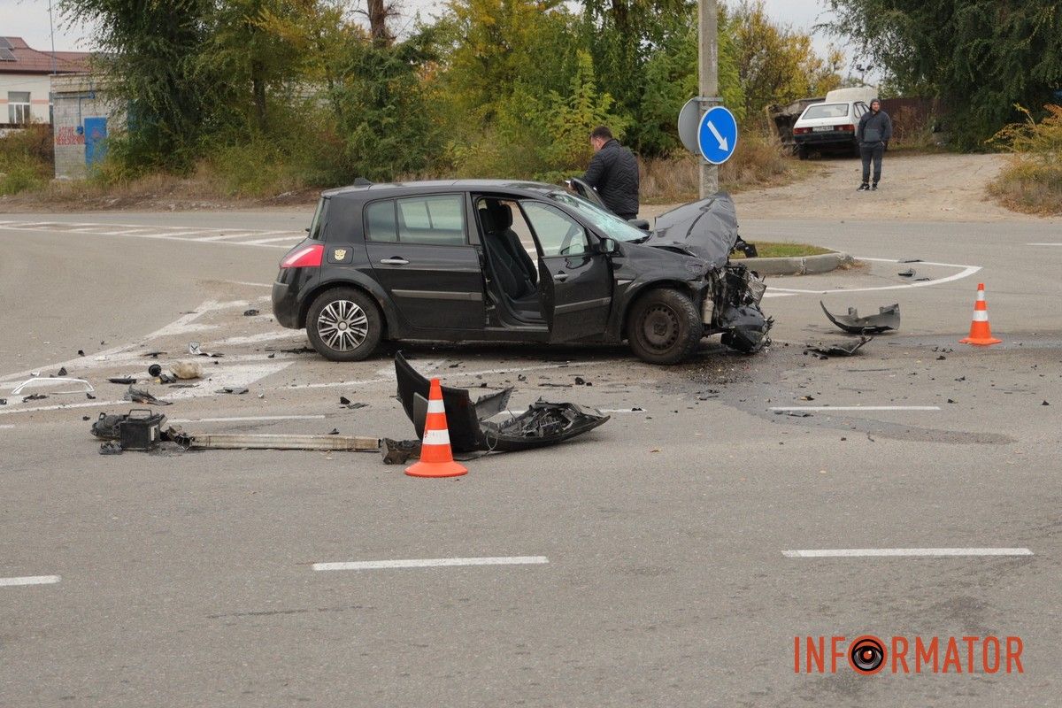 Обломки разбросало по дороге