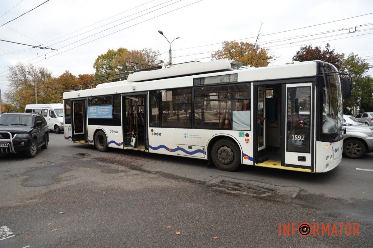 У Дніпрі на Січеславській Набережній евакуатор комунальників потрощив двері тролейбуса: утворився затор 16