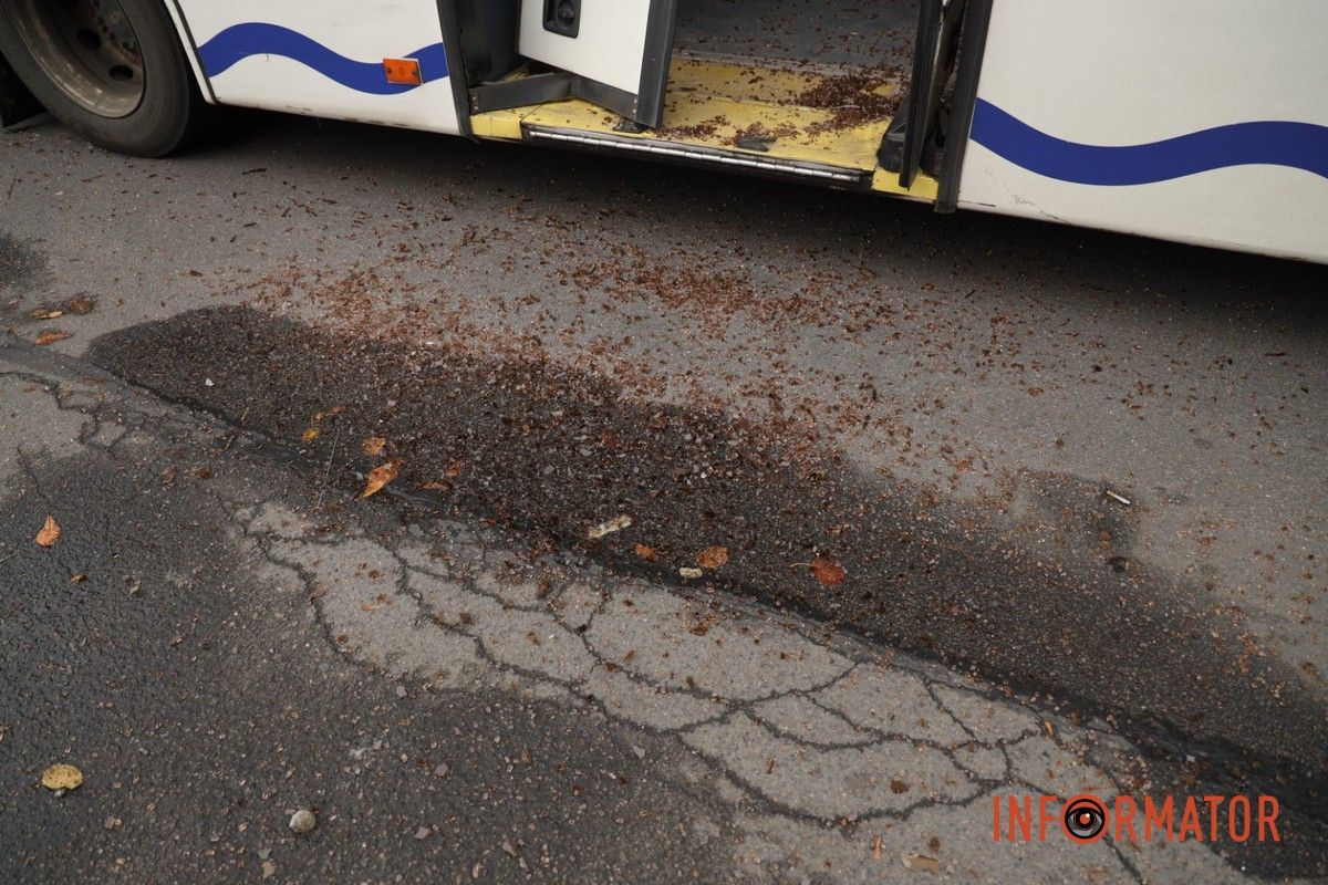 У Дніпрі на Січеславській Набережній евакуатор комунальників потрощив двері тролейбуса: утворився затор 1