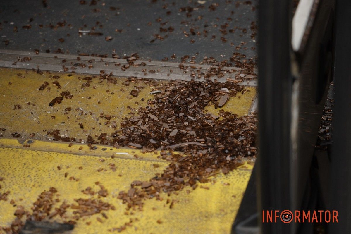 У Дніпрі на Січеславській Набережній евакуатор комунальників потрощив двері тролейбуса: утворився затор 2