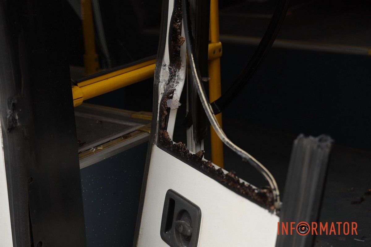 У Дніпрі на Січеславській Набережній евакуатор комунальників потрощив двері тролейбуса: утворився затор 3