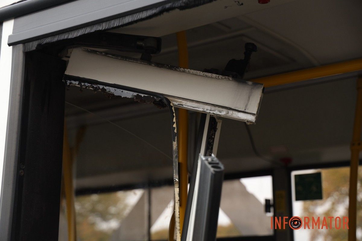 У Дніпрі на Січеславській Набережній евакуатор комунальників потрощив двері тролейбуса: утворився затор 4