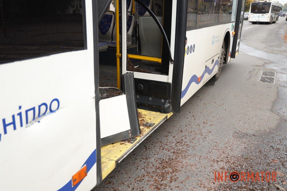 У Дніпрі на Січеславській Набережній евакуатор комунальників потрощив двері тролейбуса: утворився затор 5