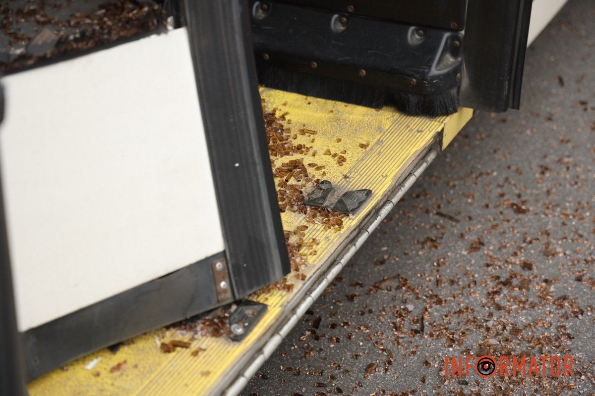 У Дніпрі на Січеславській Набережній евакуатор комунальників потрощив двері тролейбуса: утворився затор 6