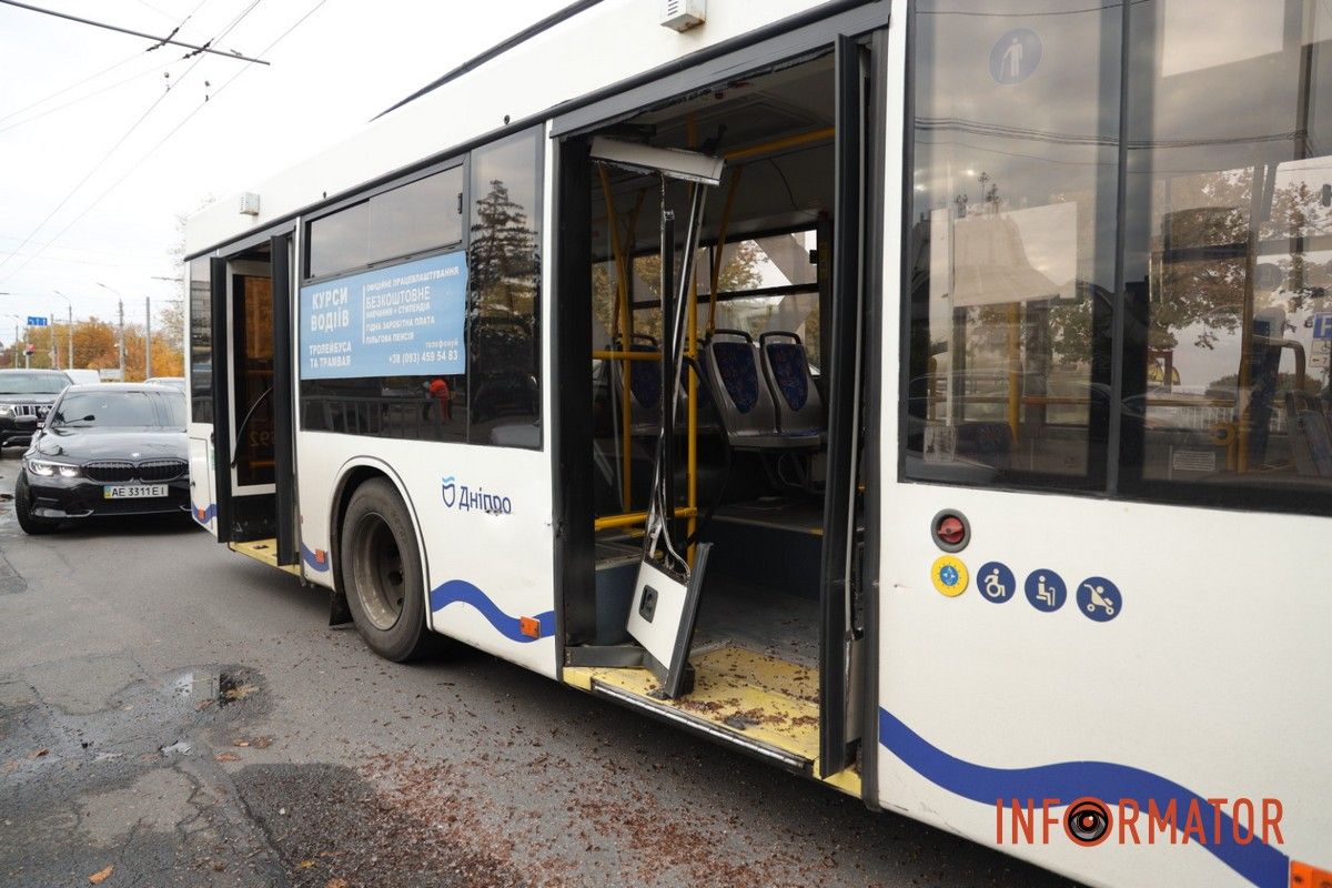 У Дніпрі на Січеславській Набережній евакуатор комунальників потрощив двері тролейбуса: утворився затор 7