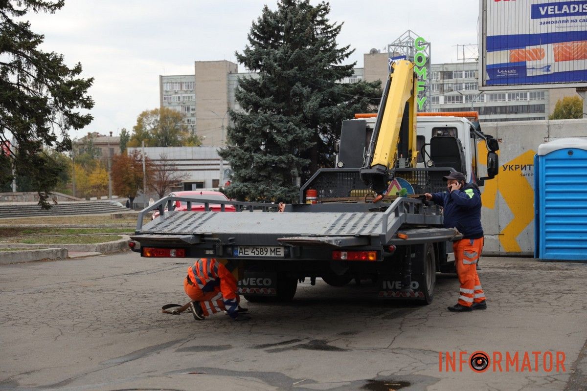 У Дніпрі на Січеславській Набережній евакуатор комунальників потрощив двері тролейбуса: утворився затор 8