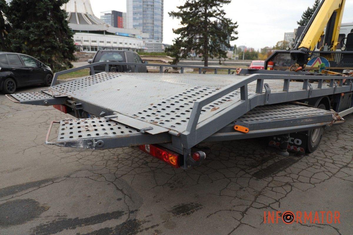 У Дніпрі на Січеславській Набережній евакуатор комунальників потрощив двері тролейбуса: утворився затор 9