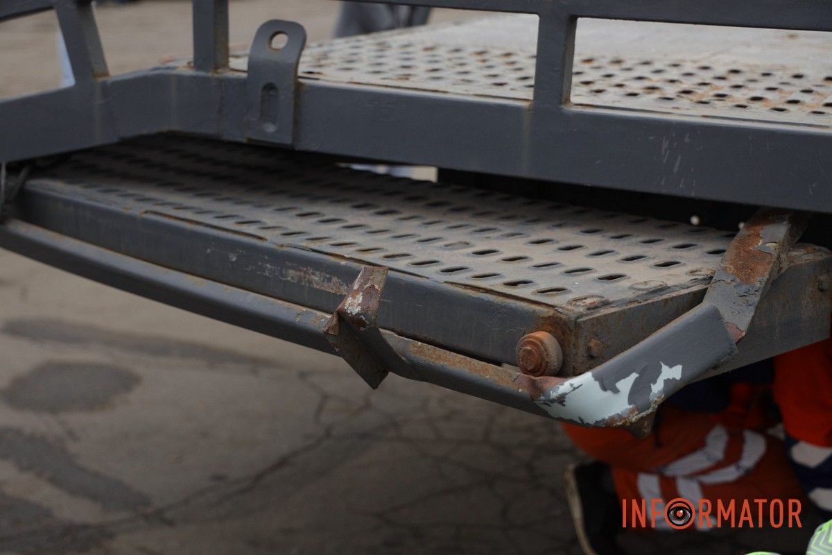 У Дніпрі на Січеславській Набережній евакуатор комунальників потрощив двері тролейбуса: утворився затор 10