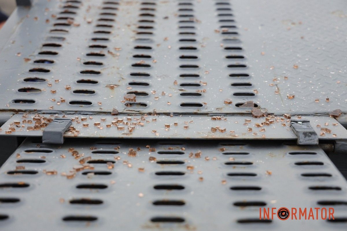 У Дніпрі на Січеславській Набережній евакуатор комунальників потрощив двері тролейбуса: утворився затор 11