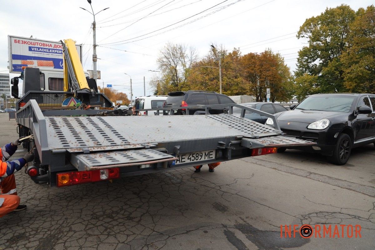 У Дніпрі на Січеславській Набережній евакуатор комунальників потрощив двері тролейбуса: утворився затор 12