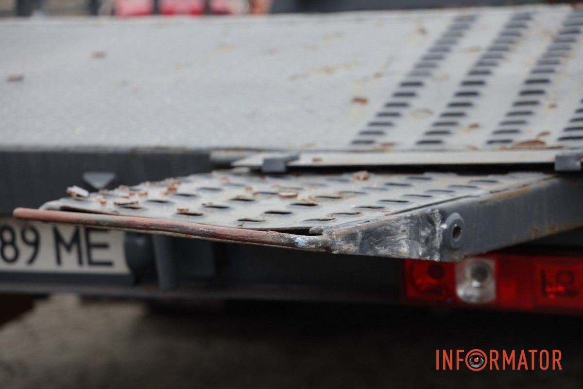 У Дніпрі на Січеславській Набережній евакуатор комунальників потрощив двері тролейбуса: утворився затор 13