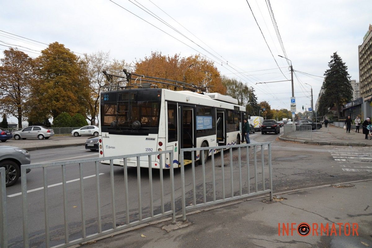 У Дніпрі на Січеславській Набережній евакуатор комунальників потрощив двері тролейбуса: утворився затор 15
