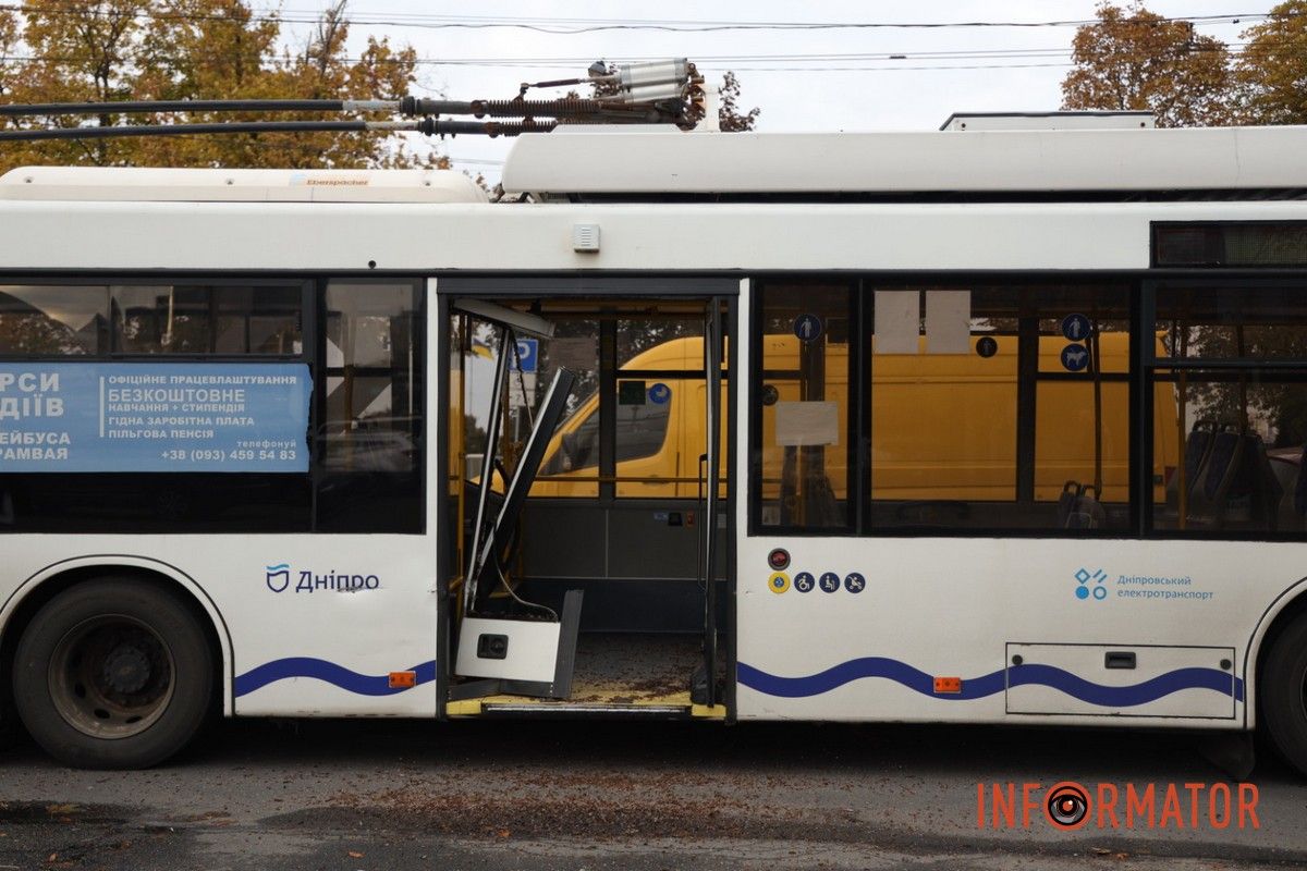 У Дніпрі на Січеславській Набережній евакуатор комунальників потрощив двері тролейбуса: утворився затор 14