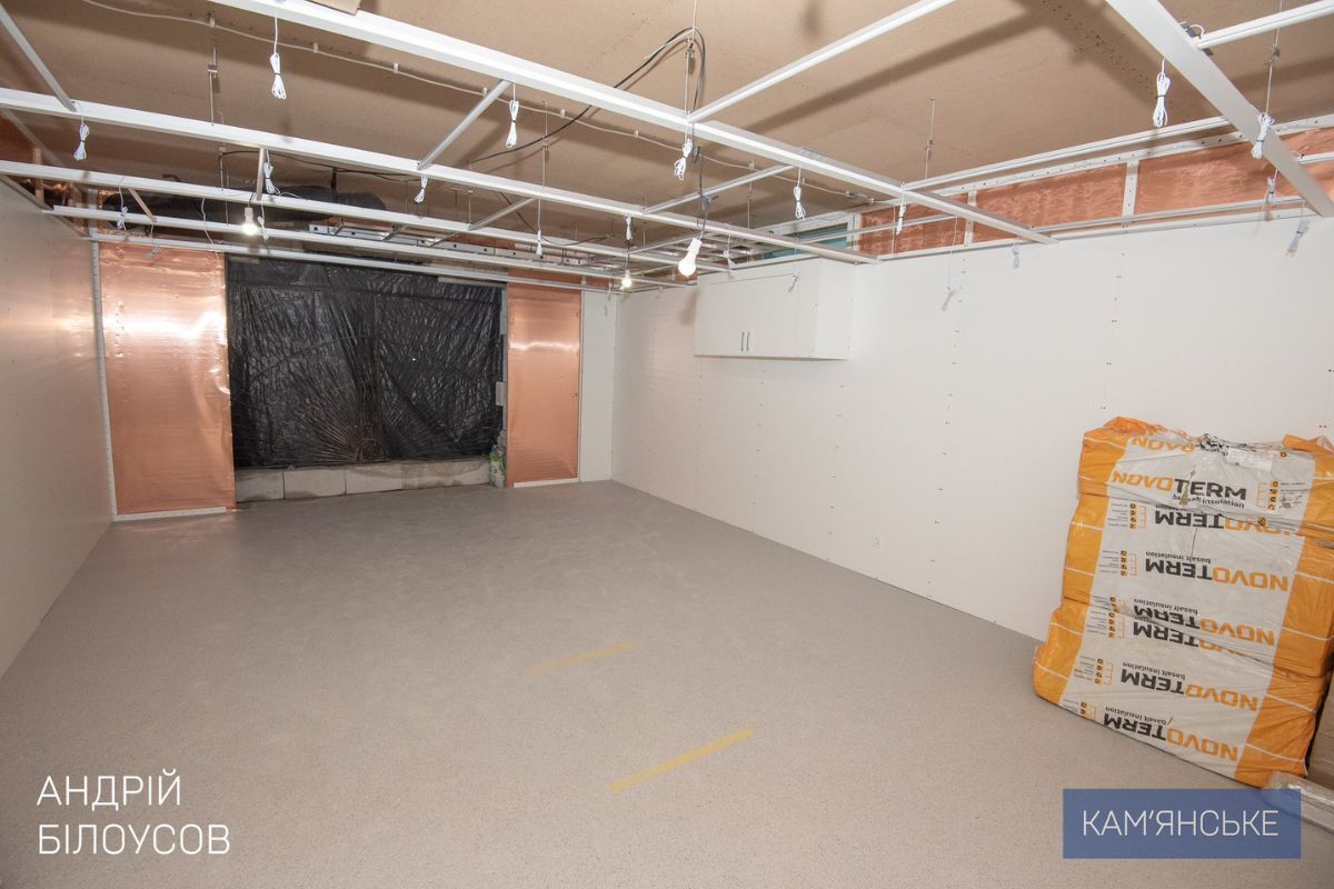 В одном из помещений проводится подготовка к обустройству кабинета для нового магнитно-резонансного томографа (МРТ).